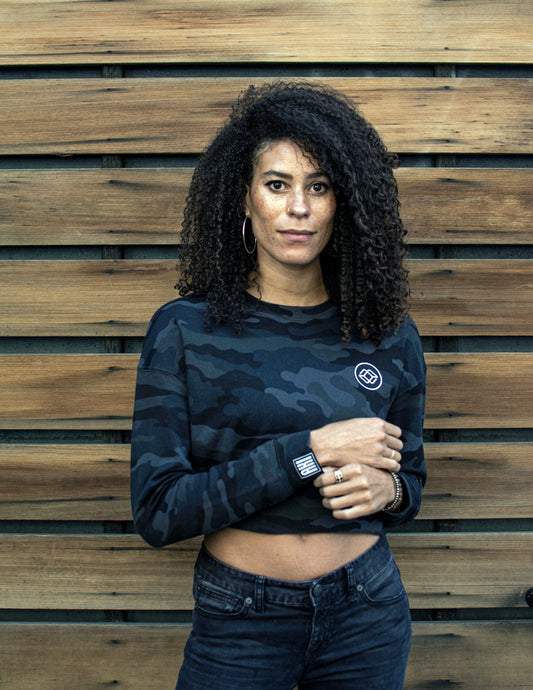 AKI Cropped Crew - Black Camo