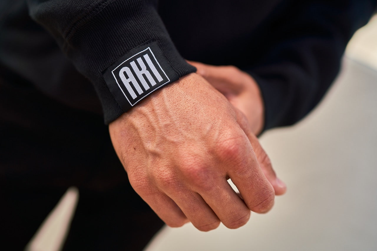 AKI CREW IN BLACK - BLACK LOGO