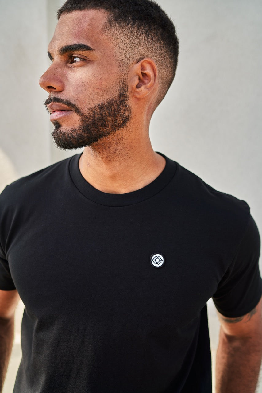 LAINE TEE IN BLACK - WHITE LOGO
