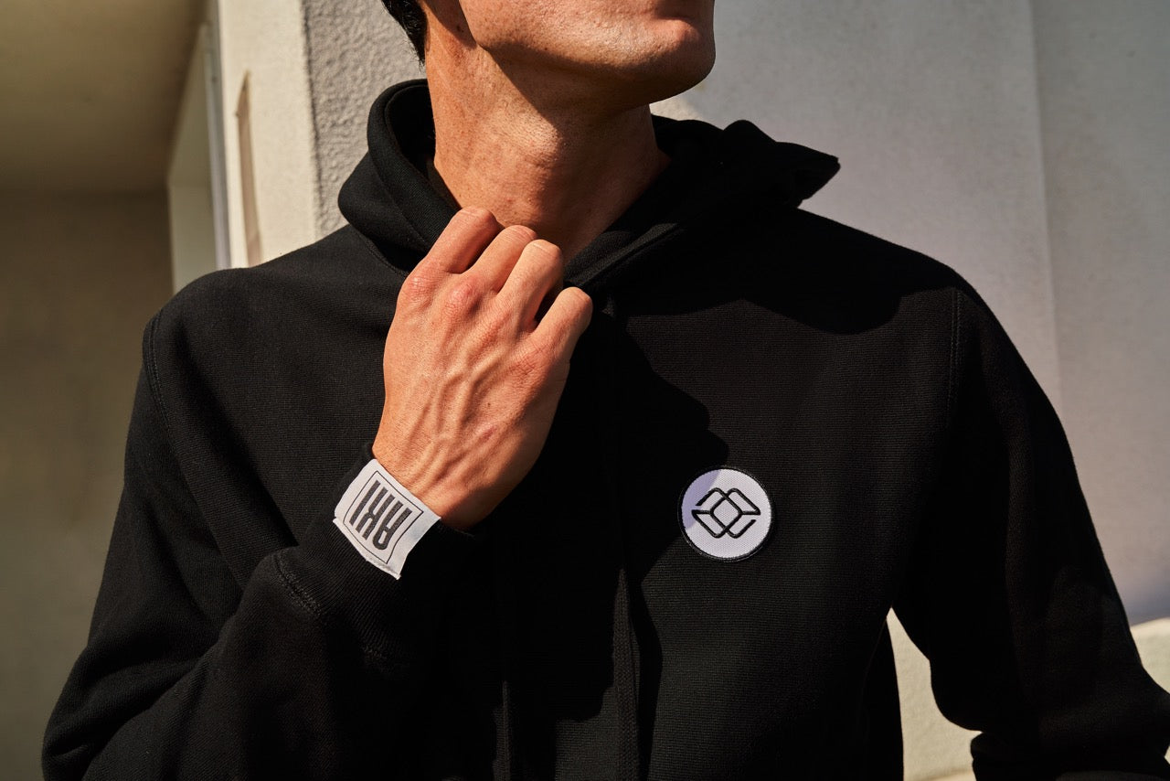 MAKI HOOD IN BLACK - WHITE LOGO