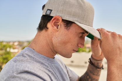 DAVI CAP IN GREY - BLACK LOGO
