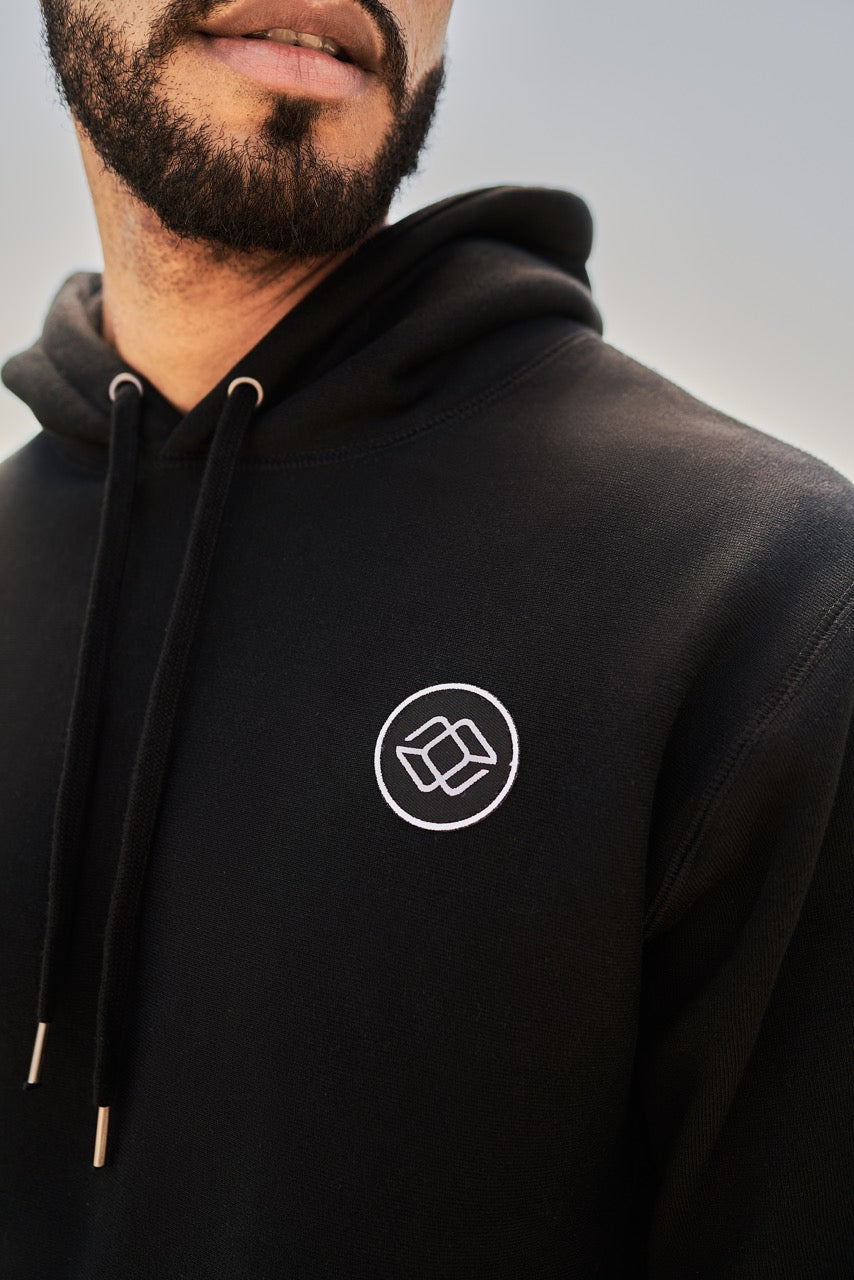 MAKI HOOD IN BLACK - BLACK LOGO